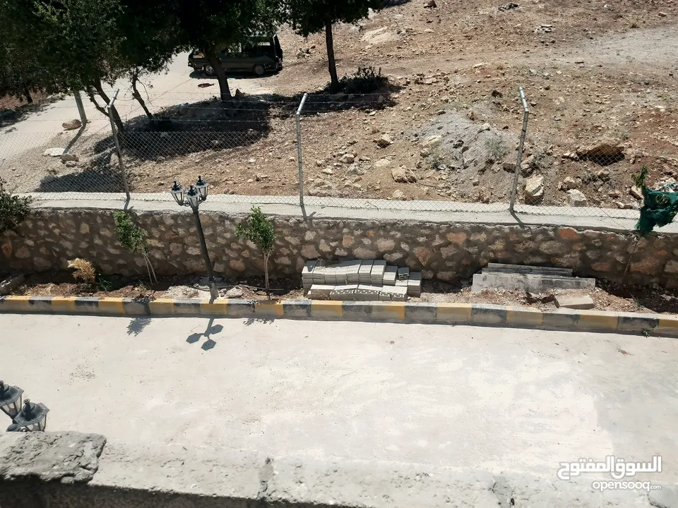 منزل دوبلكس للبيع مع مزرعه  شجر مزروع مثمرعدد 25 و شجر زينه 25 كرفان 70م يحتوي على مطبخ حمام وصاله
