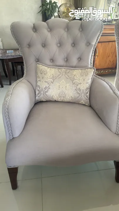 طقم كنب 7 مقاعد بحاله ممتازه