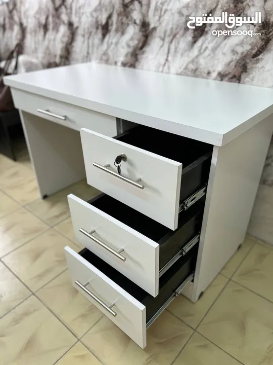 جهّز زاوية عملك براحة وأناقة! مكتب عملي أنيق كرسي دوّار مريح يدعم ظهرك لساعات العمل الطويلة،