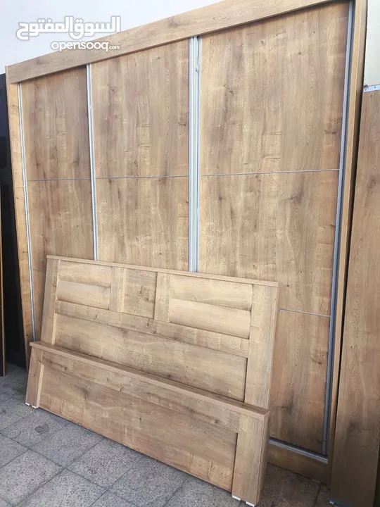 غرفة نوم بلون خشبي مميز