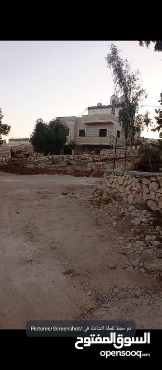 ارض مع بيت صغير في قرية الشواورة للبيع  تصنيف الف واصلها جميع الخدمات مصورة ومسكرة الارض مساحتتا 800