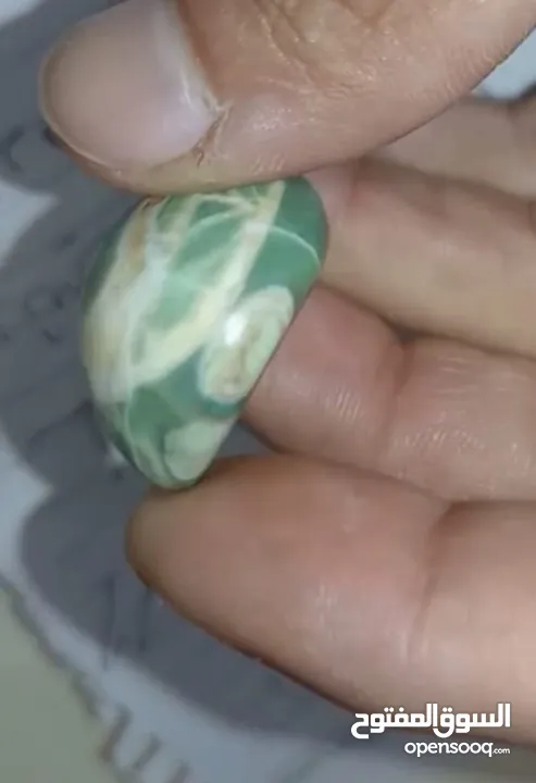 احجار كريمة خضراء حجر كريم اخضر حجر زمرد مع عروق بيضاء قص على شكل دمعة للخواتم والقلائد والاساور حسب