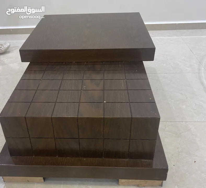 كنب زاوية بحالة جيدة جدا مستعمل وطاولة وسط عدد2 خشب زان وطاولة وسط كلاسيكية