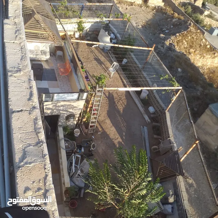 بيت طابقين ومخازن بابين في إربد قرية حبكا