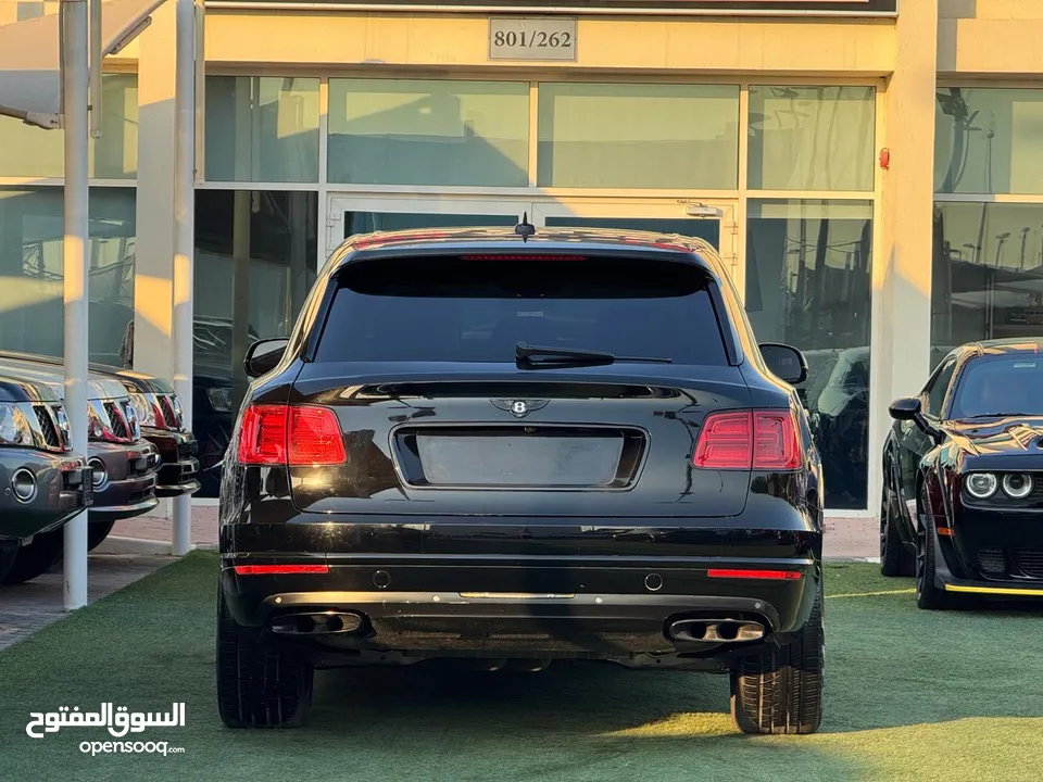 BENTLEY BENTAYGA SIGNATURE  GCC 2017 service history  V12 full option  Original paint  Zero accident