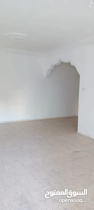 بيت طابق أرضي في محافظة الزرقاء بسعر مغري جدًا، والتواصل من خلال المالك مباشرة دون وسائط