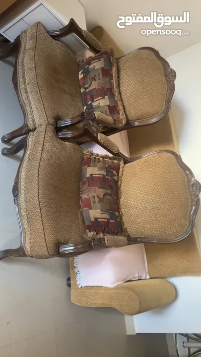 طقم كنب ضيوف مع طاولات وسط