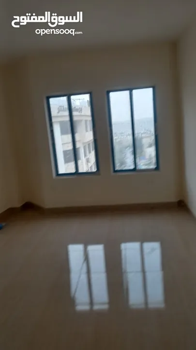 مخزن للايجار  مع طابق ثاني على طول المحل موقع المحل على الشارع موقع تجاري مأهول وفيه جميع الخدمات