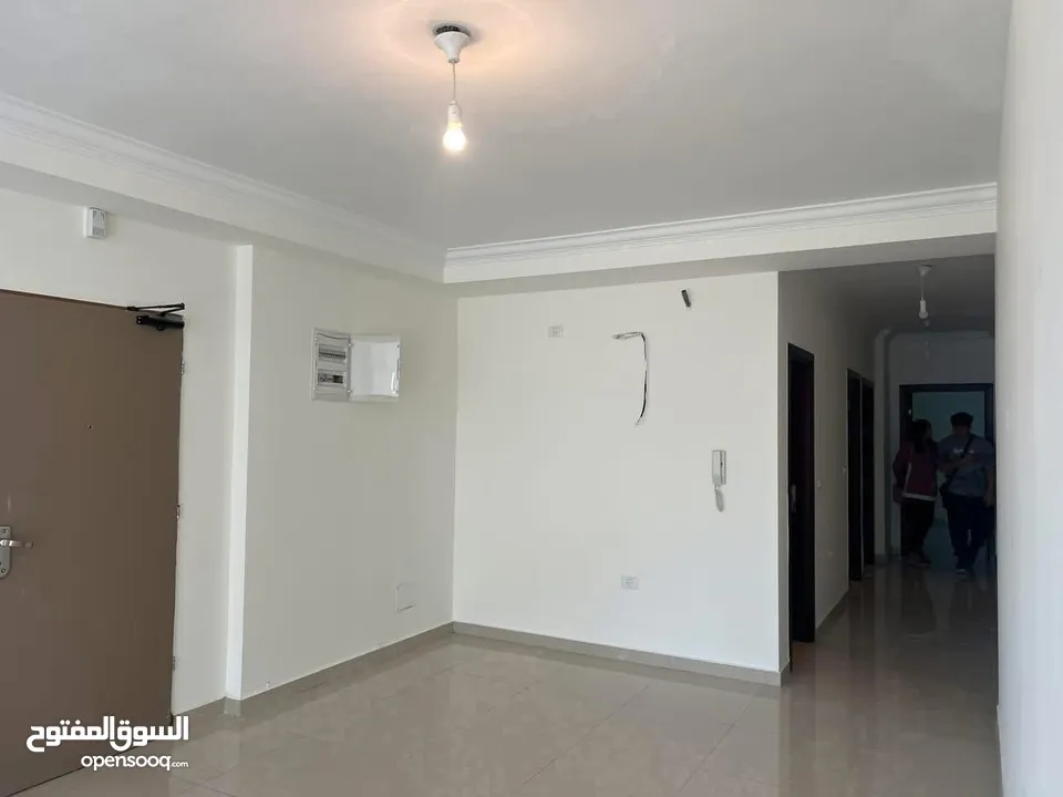 شقه فارغة للايجار في المصيون قرب برافو