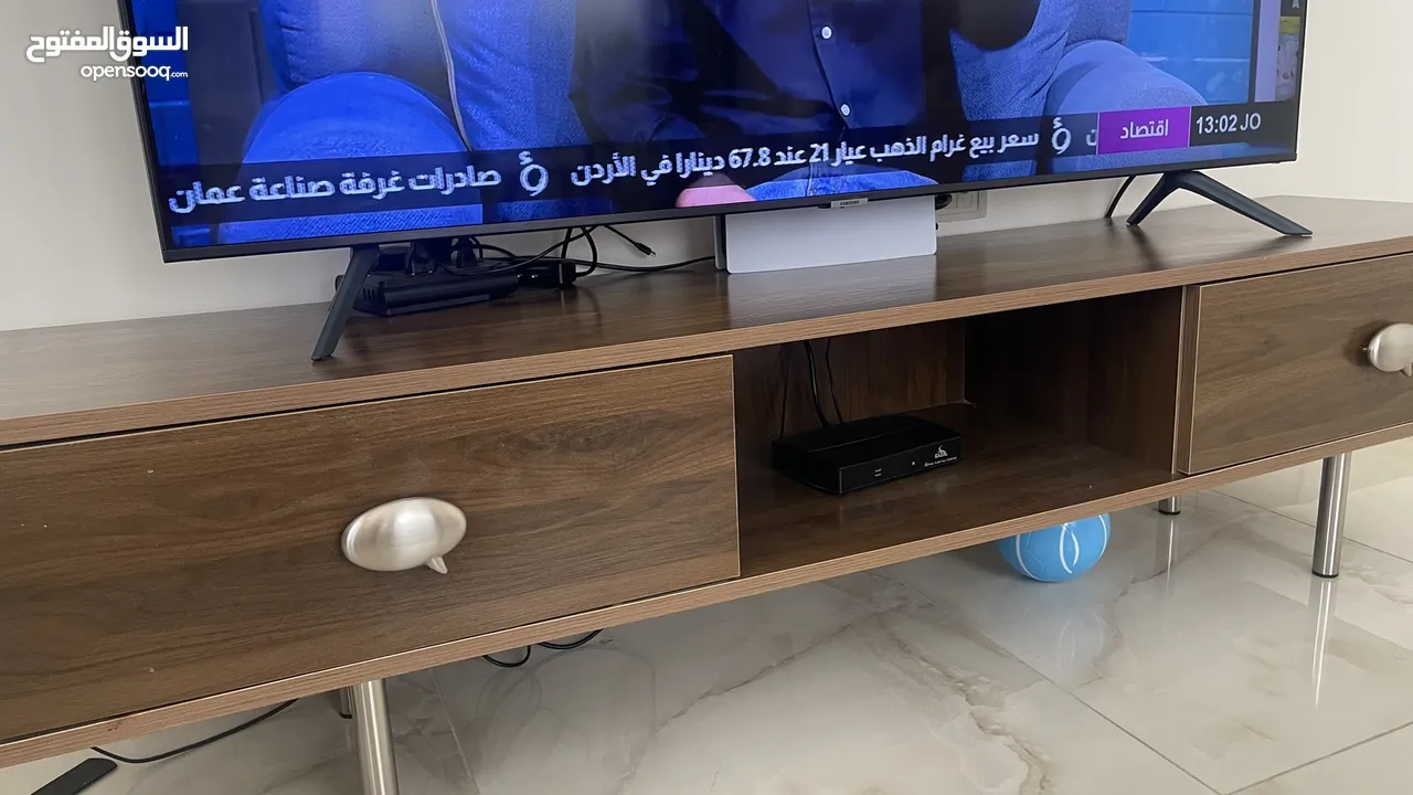 غرفة معيشة طقم كنب وطاولة تلفاز