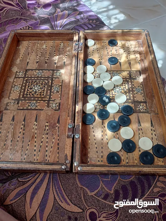 طاولة زهر.مع كامل القطع.والنرظ