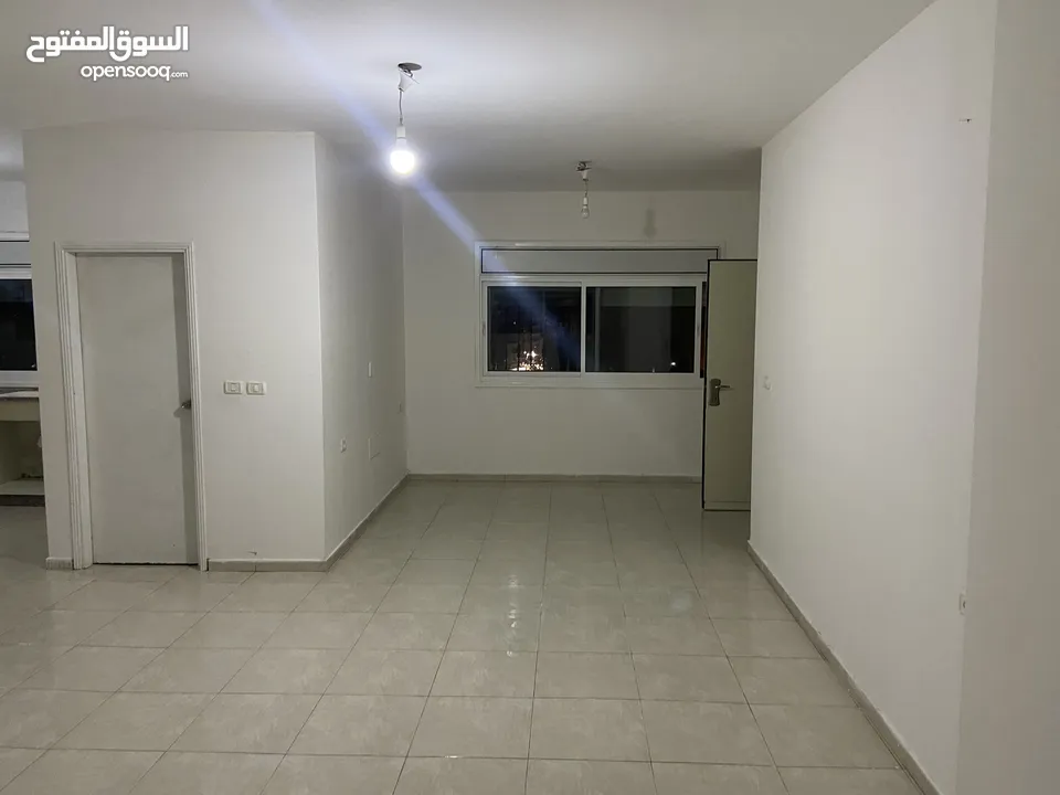 شقة للاجار عند مدخل الدفاع المدني بالقرب من سوبرماركت ابو غربية