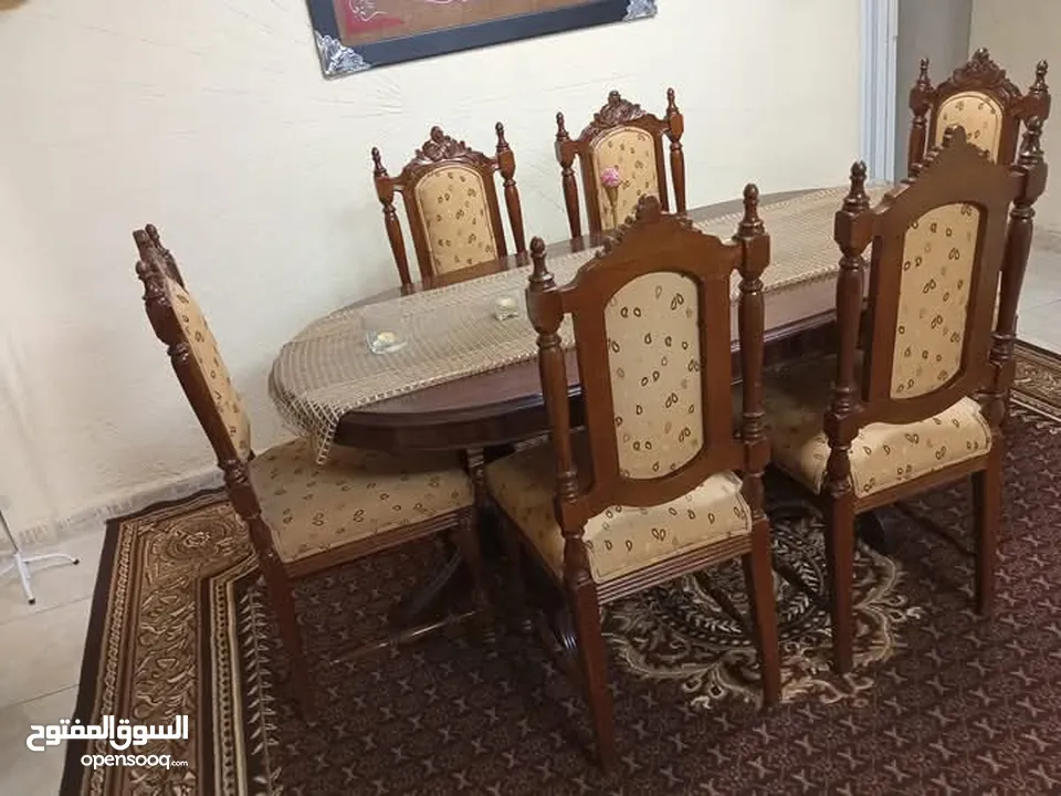 طاولة سفرة وسرير بيبي وطاولة وسط وسجادتين