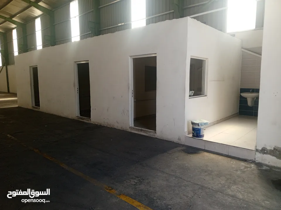 هنجر صناعي مميز للبيع او الايجار  على بعد 200متر عن جسر ابو علندا