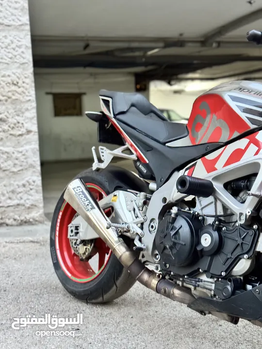 Aprilia tuono v41100cc rr  دراجه مميزه جدا تصنيف ستريت  قويه جدا 1100 سيسي  مرخصه ممشى قليل جدا جدا