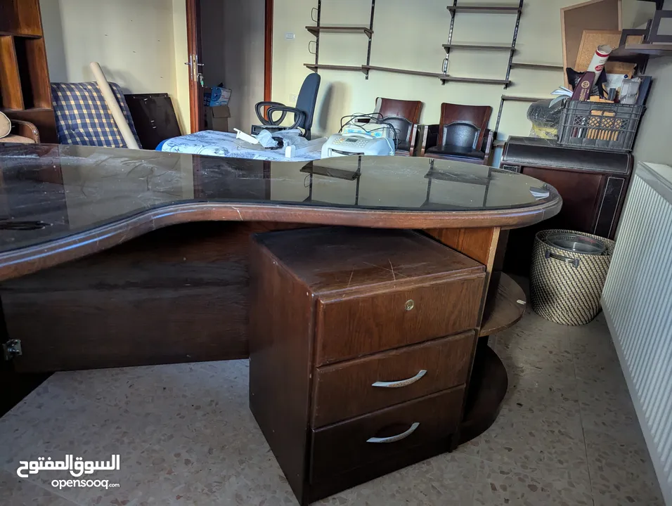 اثاث كنب ومكاتب بحاله جيده خشب وحديد
