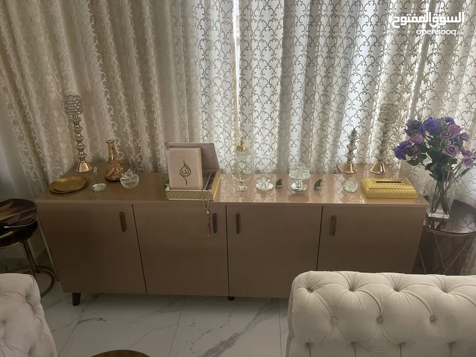 عفش بيت للبيع (مكيف،كنب، طاولة تلفزيون، طاولات وسطية، برادي، ، مغسلة،) *سعر حرق*  *الرقم بالعنوان*