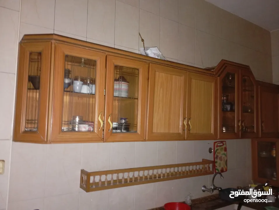 مطبخ للبيع المنيوم وخشب زان اصلي لون مميز وخزائن وأبواب المنيوم وخشب زان اصلي