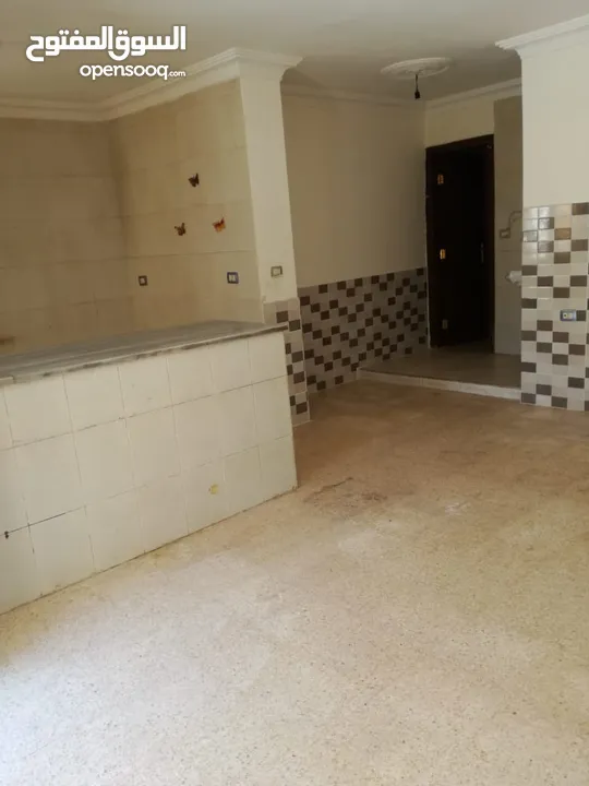 شقة فارغه للايجار 3 غرف 2 حمام و  صالون مقابل الجامعة التطبيقه شفا بدران  اطلاله رائعه حي ام زويتنه