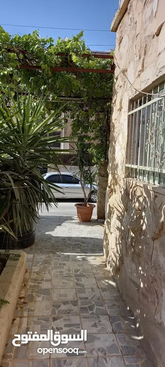 عمارة للبيع في الزرقاء الجديدة شارع 16 مكونة من ثلاث طوابق