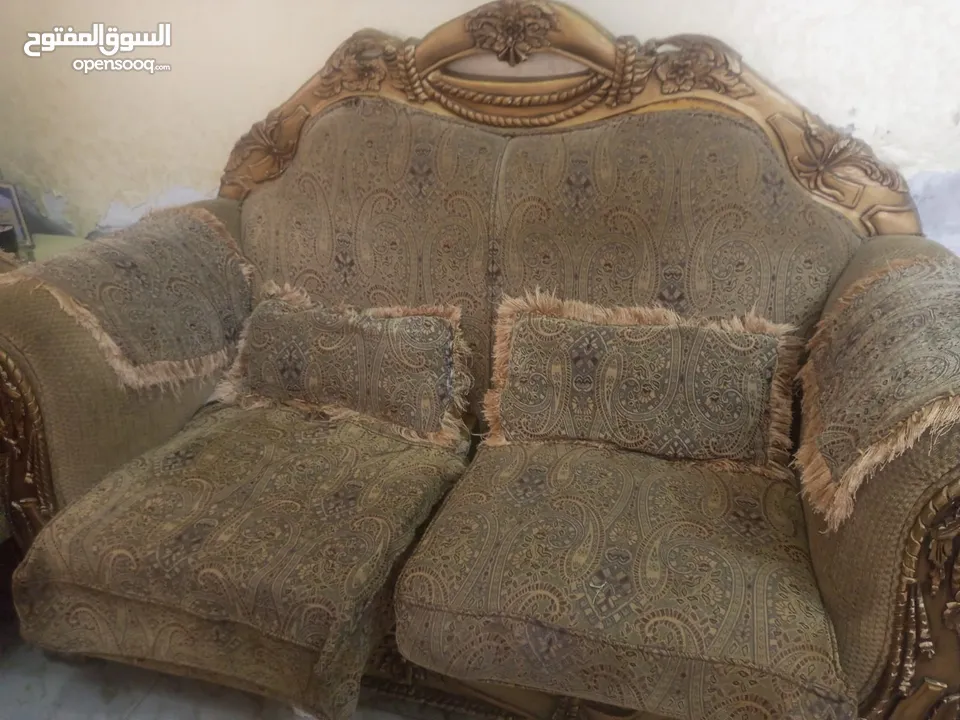 كنبايات مع طاولاتها