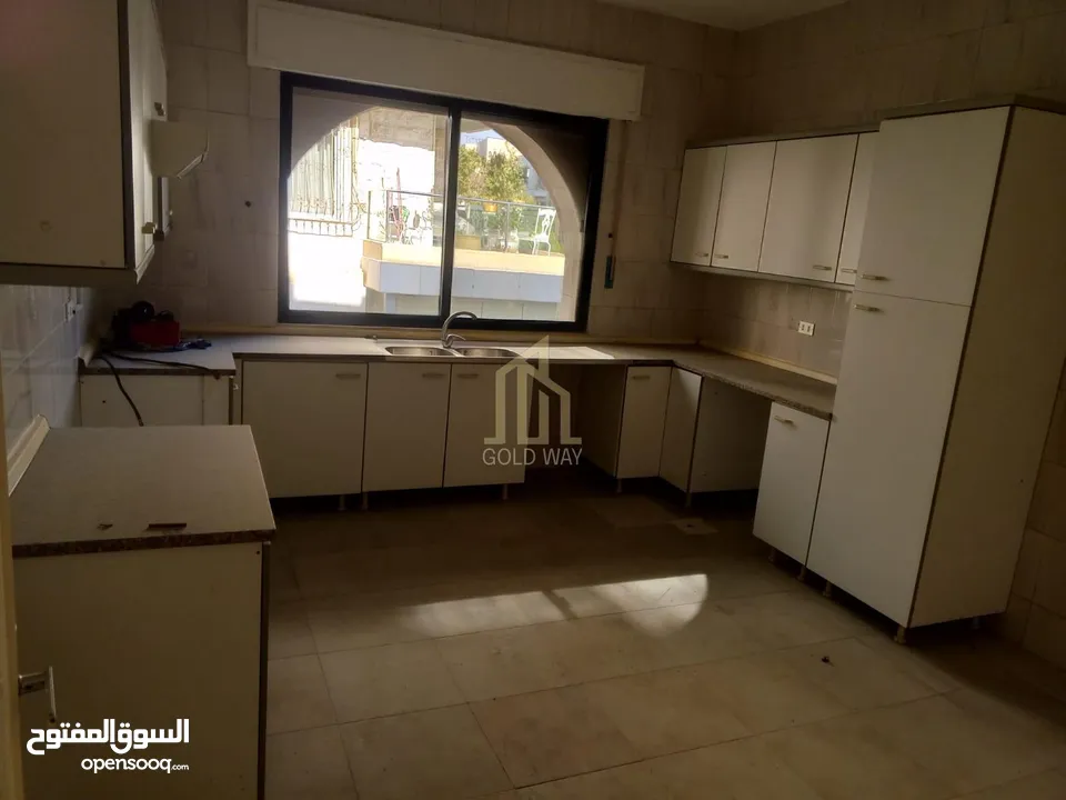 في أجمل مناطق عبدون طابق أول 205م بتشطيبات راقية وسعر مميز / ref 9427