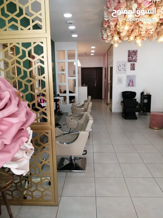 صالون سيدات للبيع حديث مجهز بالكامل