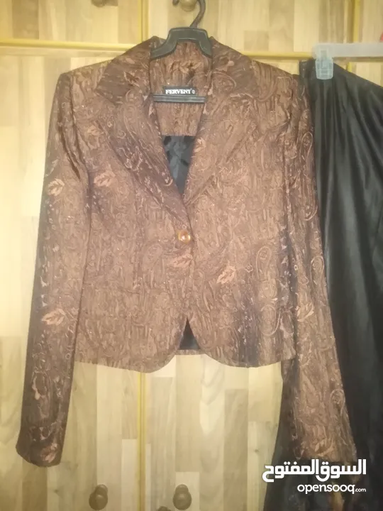 فستان اسود واحمر طويل مع جاكيت قصير احمر بأكمام طويلة جديد غير مستعمل ماركة H&M مقاس L بلبس 40 و42