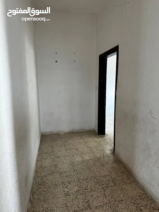 شقة للإيجار في الزرقاء بجانب مدرسة الأمير حمزة في حي الأمير محمد  - من المالك مباشرة