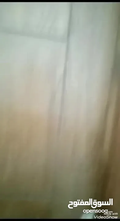 شقة للبيع مسطح 93 متر 3 غرف وحمام ومطبخ أمريكي وممر وبلكونه طابق ارضي فقط شقتين. لايوجد شقق أخرى مطل