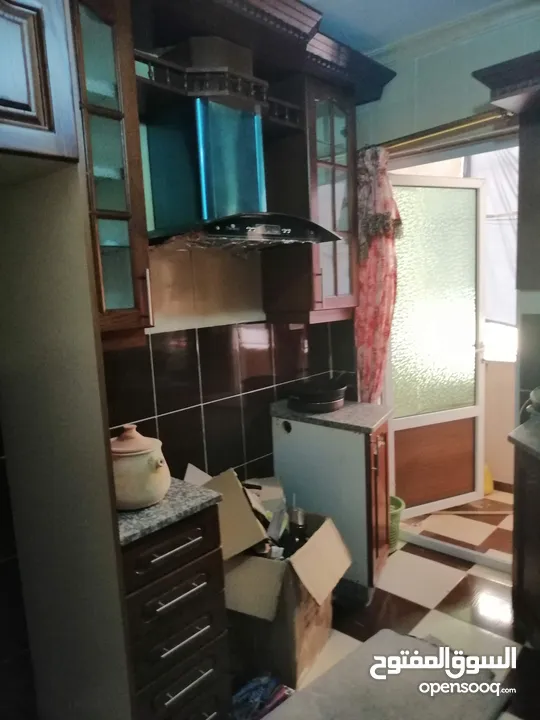 شقة للبيع في ماركا الجنوبية نادي السباق شيك المطار 3 غرف ومطبخ خشب بلوط وصالون و2 حمام وحماية راكبه