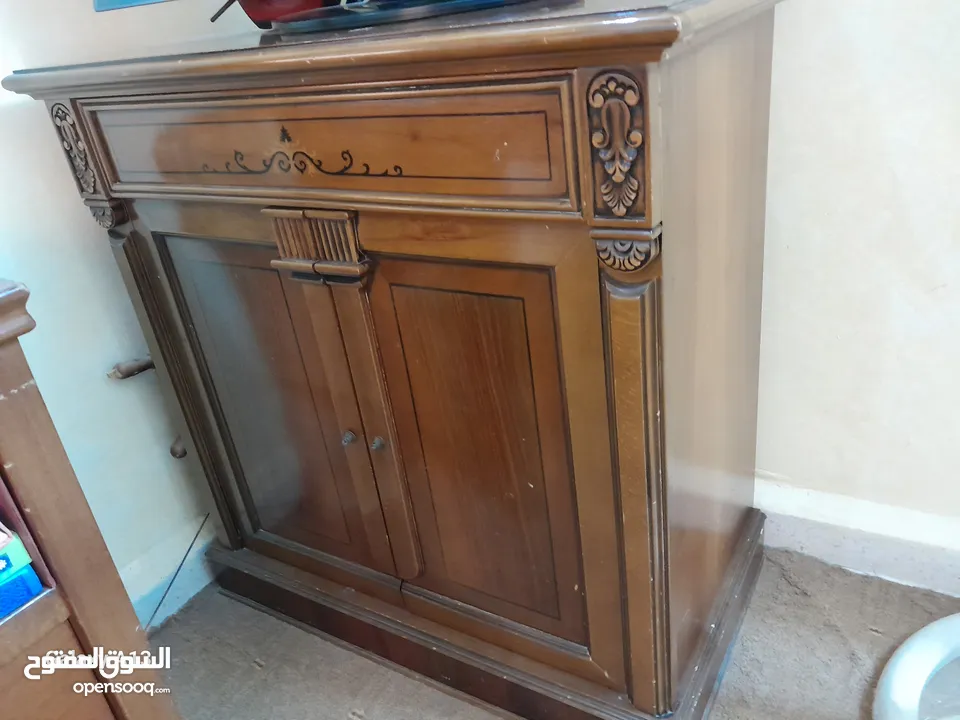 طقم سفرة / طقم كنب ضيوف/ كيزر ماء( سخان ) / مكيف 2 طن/ مفرش تخت وبرداية طقم/ قلاية كهربائية / طاولات
