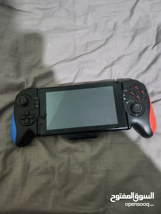 نينتندو سويتش مع كينترولارنينتندو سويتش مع كينترولارنينتندو سويتش مع كينترولار