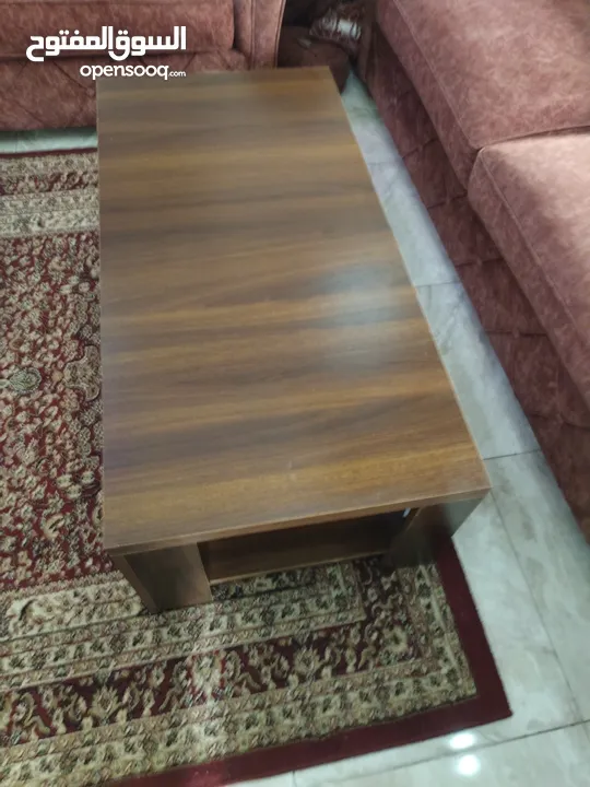 طاولة وسط مع طربيزات خدمة