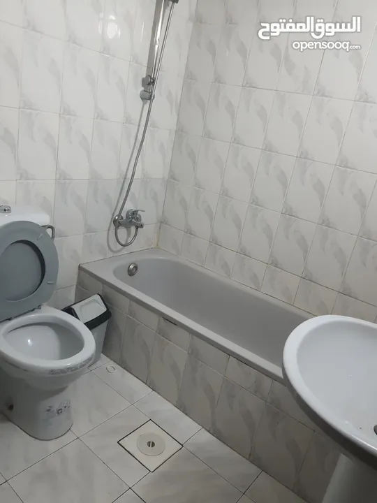 عمارة مكونه من طابقين وساحه خارجيه للبيع