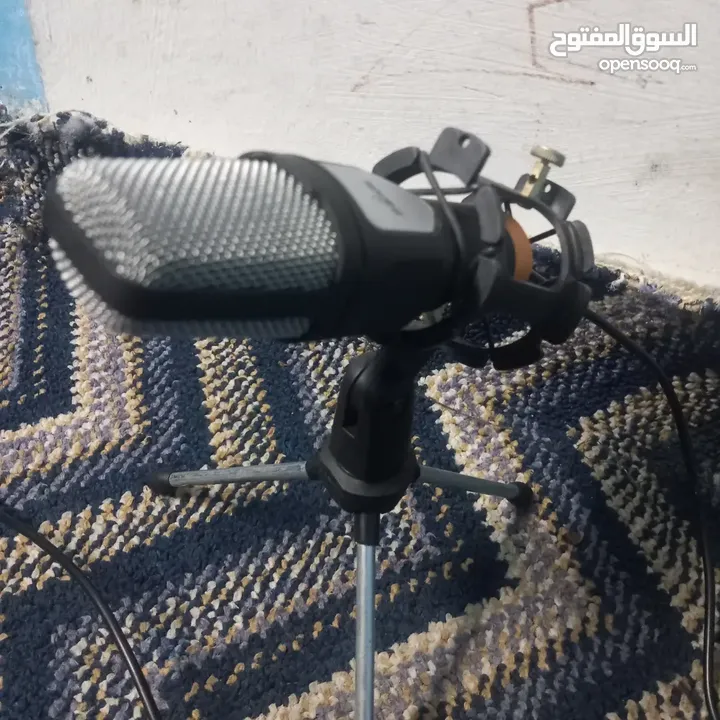 Microphone with audio cable in good condition (whatsapp only)