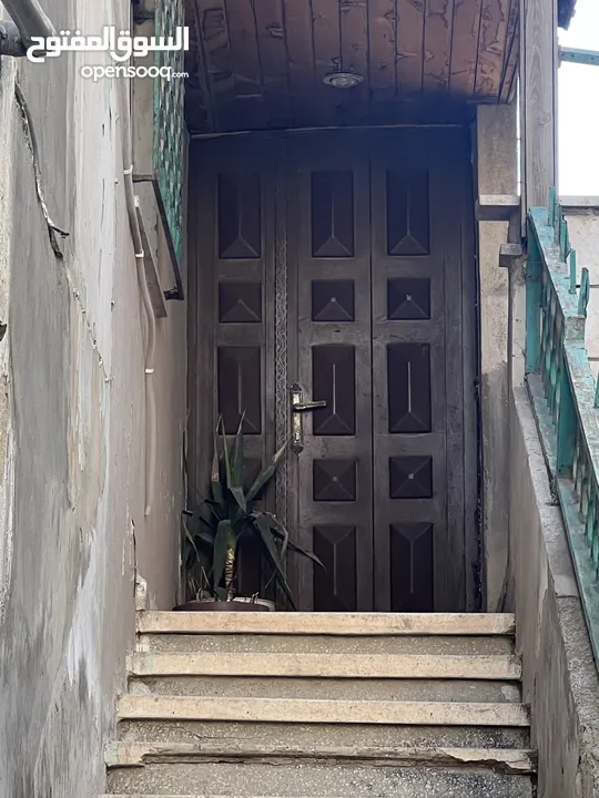 عمارة للبيع في حي معصوم ثلاث طوابق وروف