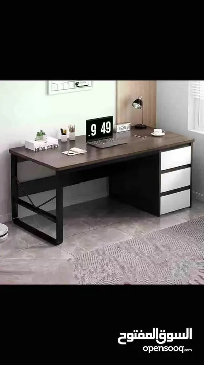 مكتب فاخر بتصميم عصري أنيق هيكل معدني أسود قوي يمنح المكتب ثبات وأناقة