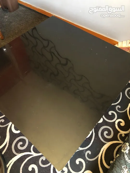 طاولة لون اسود  متحركة للبيع