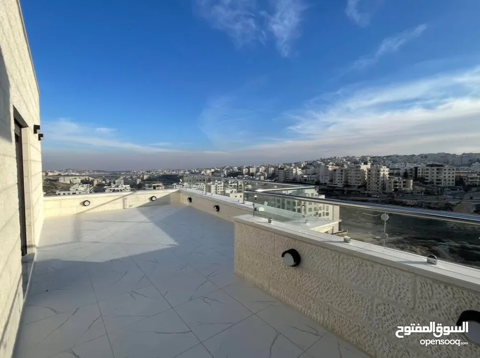 شقة ارضية للبيع في الجبيهة 145م + 50م ترس وكراج مستقل (شقتين في الطابق) على 3 شوارع من المالك