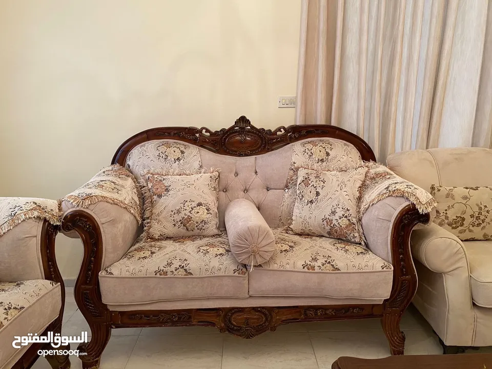 طقم كنب مميز بحالة ممتازة للبيع