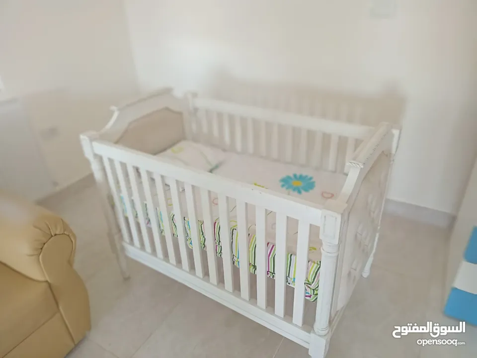 سرير لطفل مع الفرشه