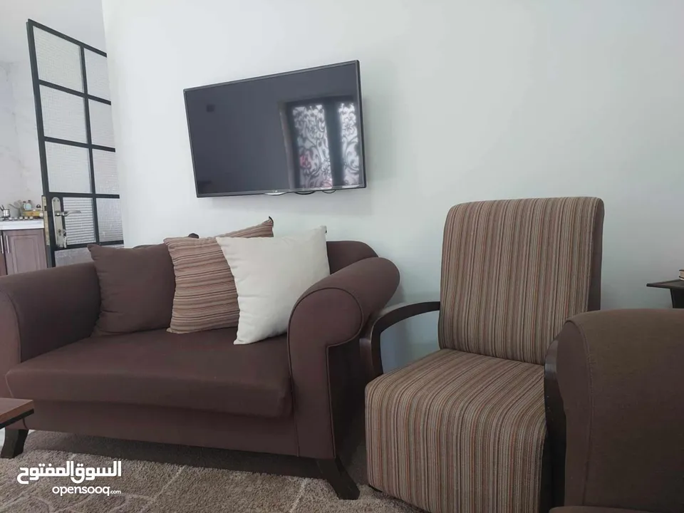 طقم كنب 9 مقاعد فخم بحالة ممتازة