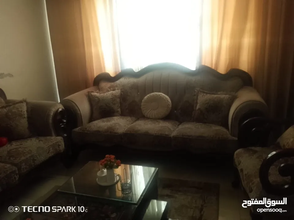 طقم كنب وتوابعه بحاله ممتازه