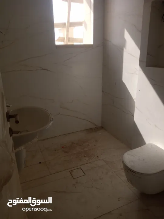 شقه اخير مع روف للبيع في عبدون - ref:14681