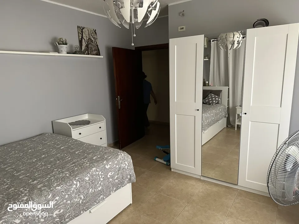 شقه مفروشه  سوبر ديلوكس واسعه واثاث جديد من افخم الانواع في منطقه هادءه جدا في الحي الجنوبي باربد