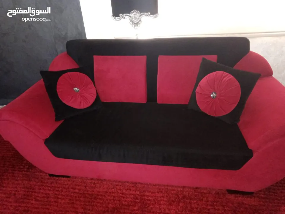 طقم كنب تفصيل خشب سويد معه طاولة وسط تفصيل وسجاده