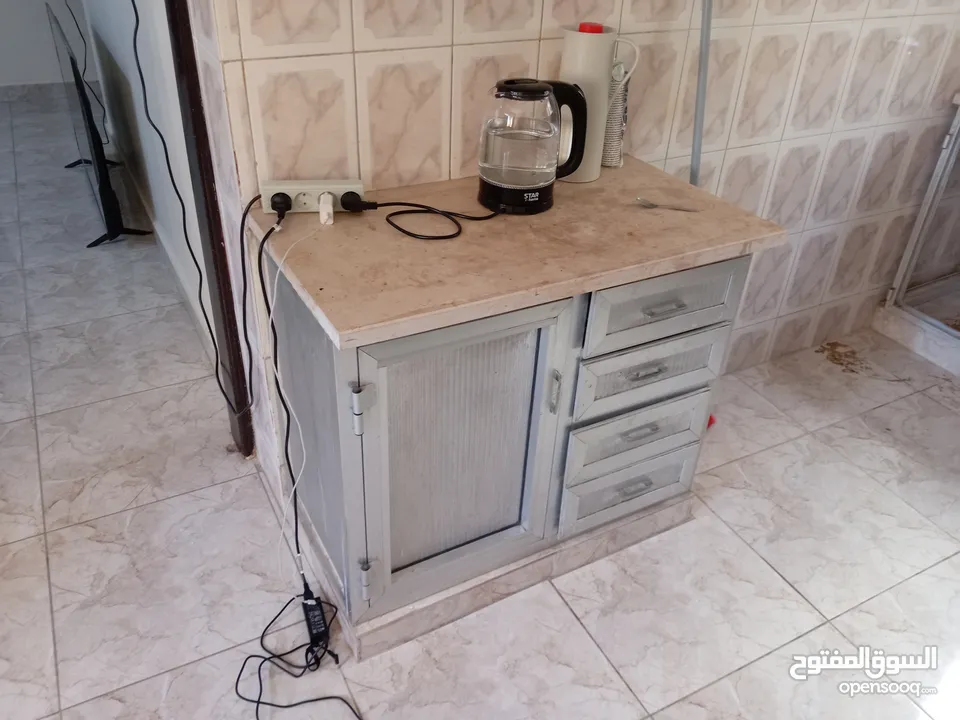 مطبخ المنيوم قديم و لكن بحالة جيده للبيع