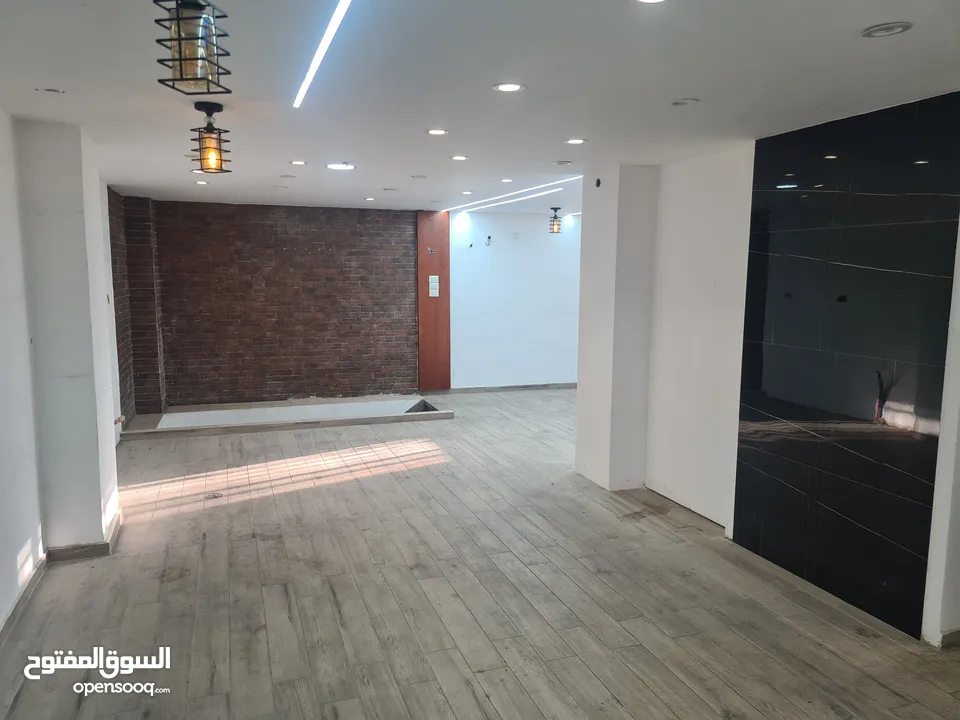 محل تجاري للايجار في الخليل - ش. وادي التفاح - عين عرب