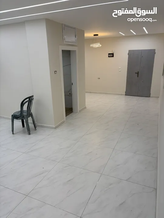 شقة طابق ارضي مشطبة كامل بدون مطبخ